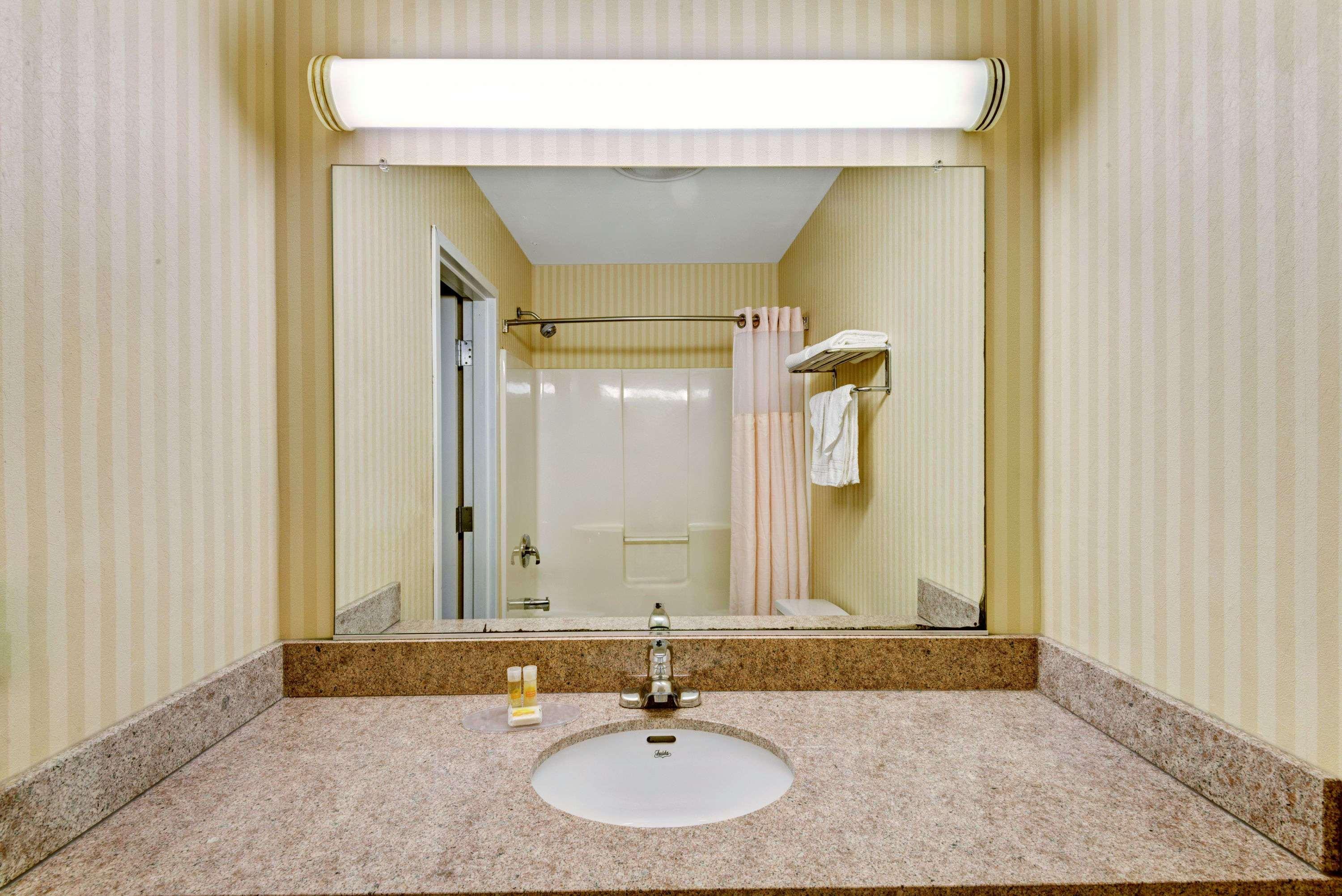 Econo Lodge Bethel - Danbury Екстериор снимка